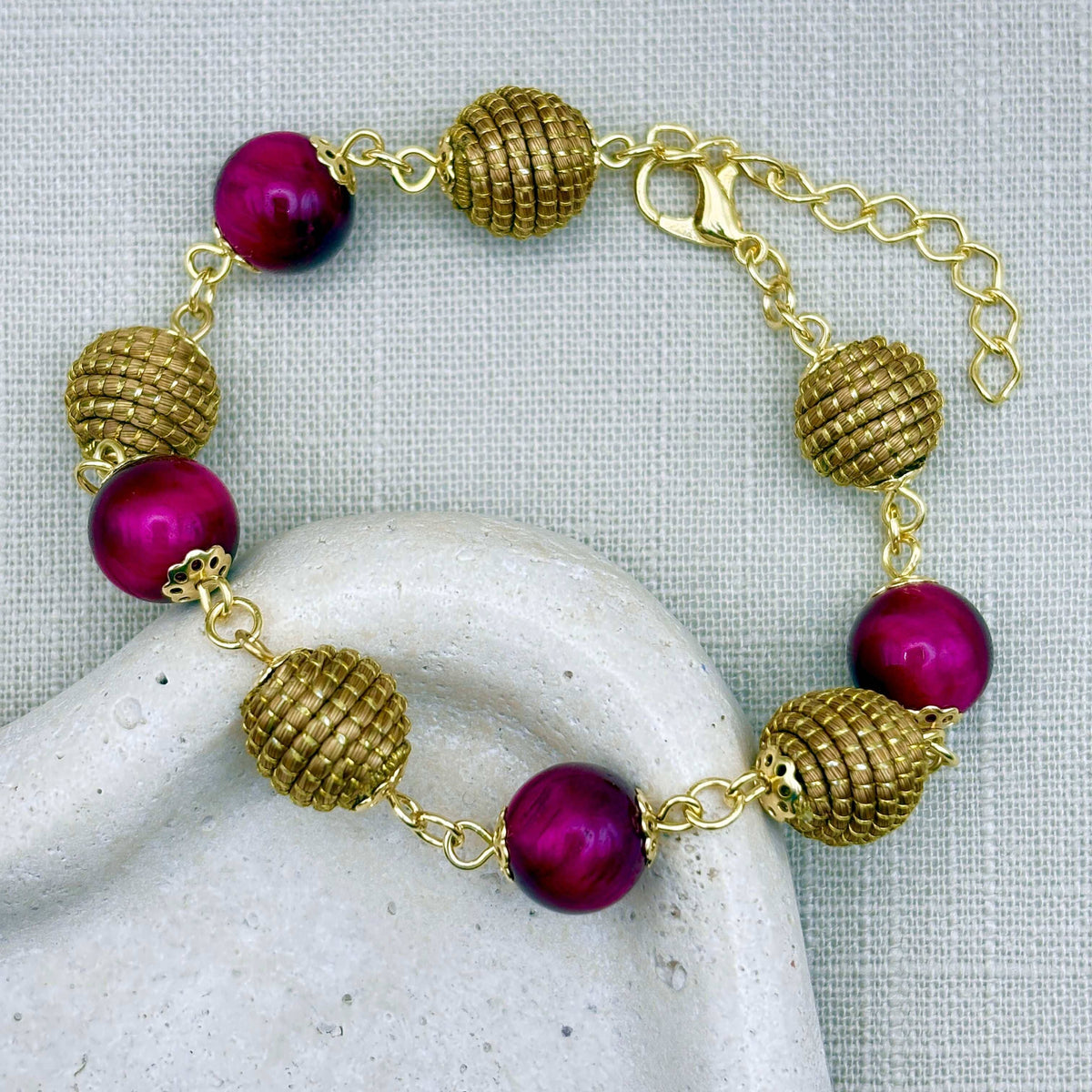 Pulseira Capim Dourado - esferas e pedras naturais Olho-de-tigre Rubi