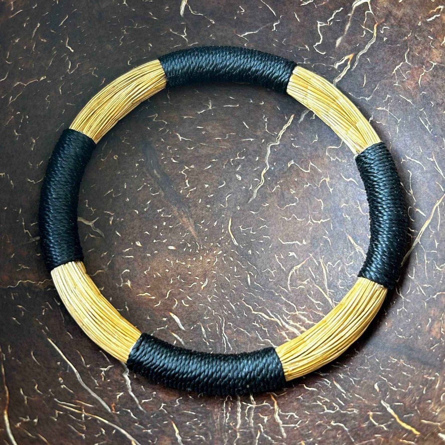 Bracelet Capim Dourado entouré de fils de palmier buriti teinté noir