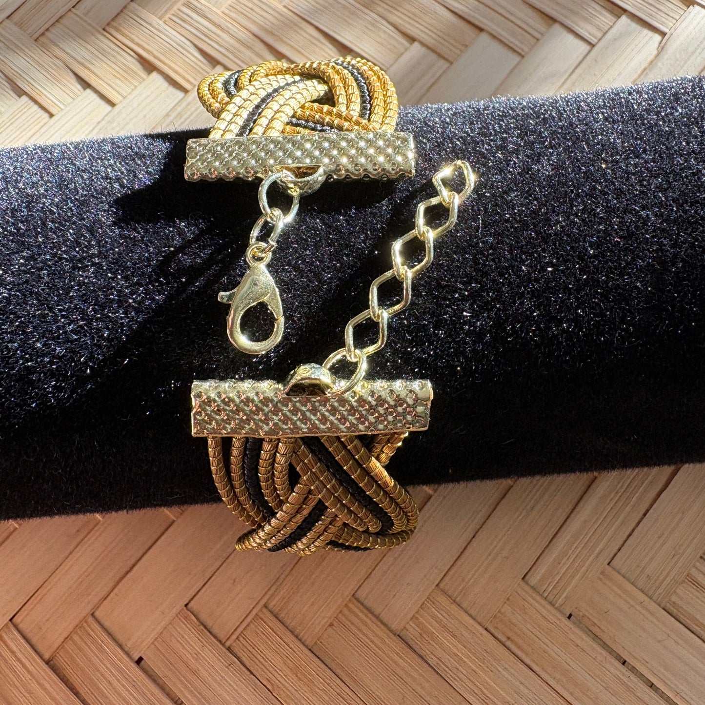 Bracelet Capim Dourado entrelacé - fibre buriti noir Bracelet Artisan local travaillant le Capim Dourado dans l'état du Tocantins au centre-est du Brésil