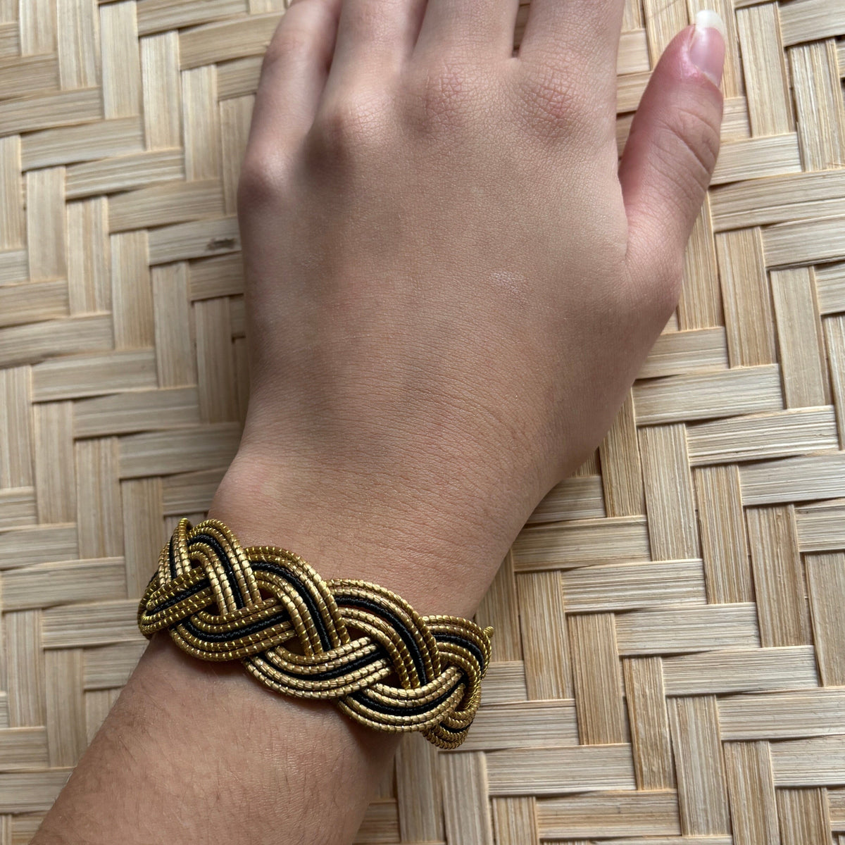 Pulseira Capim Dourado entrelaçado - fibra buriti preto