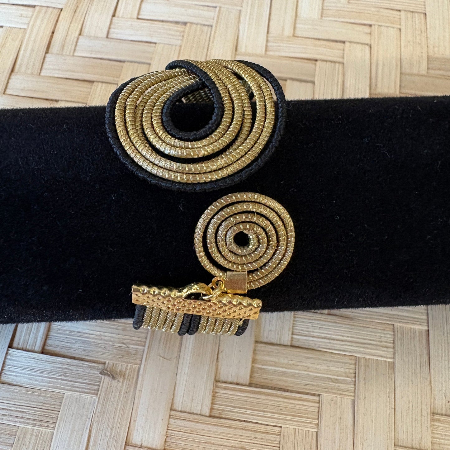 Bracelet Capim Dourado - fibre buriti noir et fermoir mandala Bracelet Artisan local travaillant le Capim Dourado dans l'état du Tocantins au centre-est du Brésil