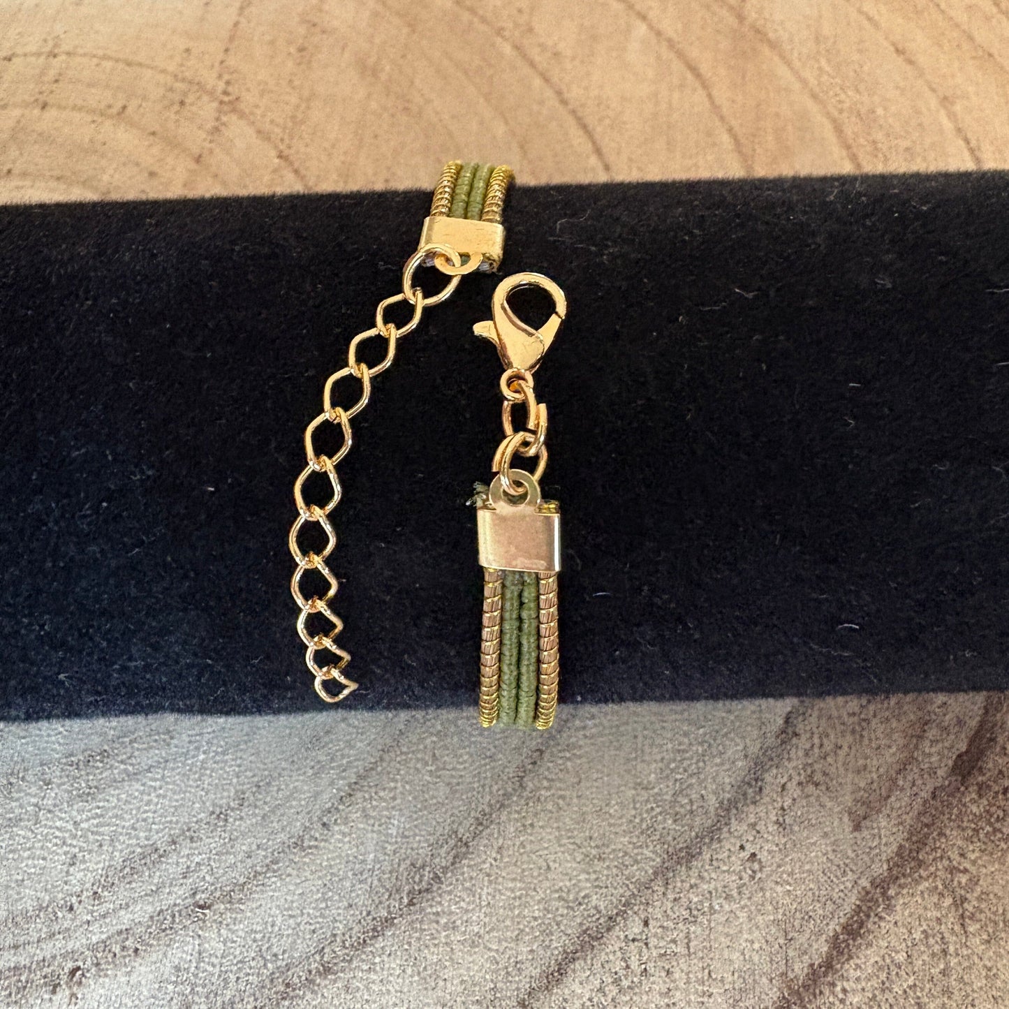 Bracelet Capim Dourado fin - fibre buriti vert Bracelet Artisan local travaillant le Capim Dourado dans l'état du Tocantins au centre-est du Brésil