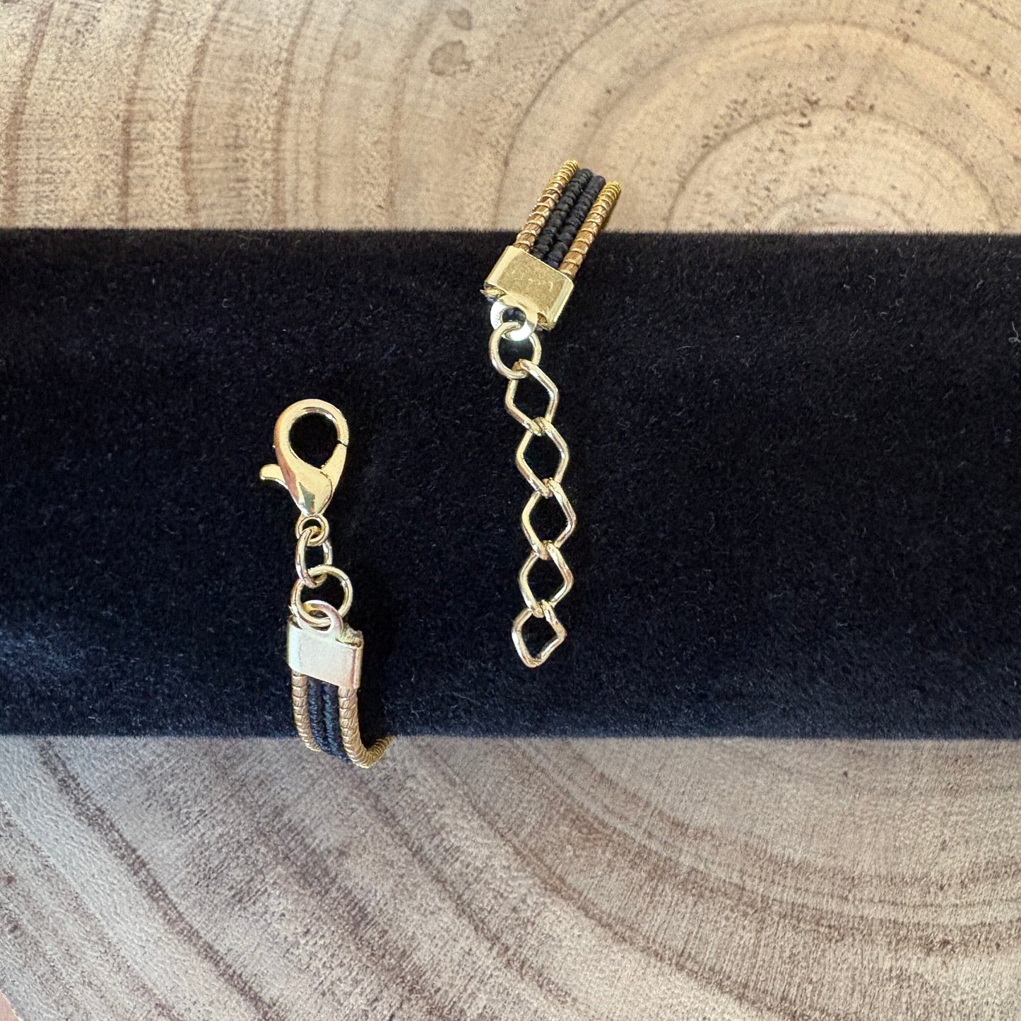 Bracelet Capim Dourado tressé en huit - fibre buriti noir Bracelet Artisan local travaillant le Capim Dourado dans l'état du Tocantins au centre-est du Brésil