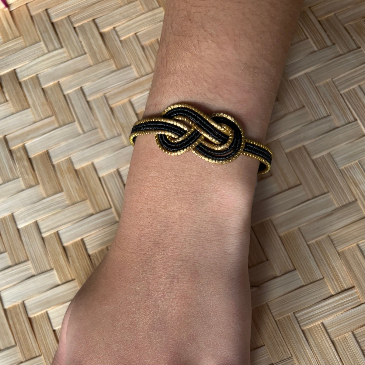 Pulseira Capim Dourado trançado em oito - fibra buriti preto