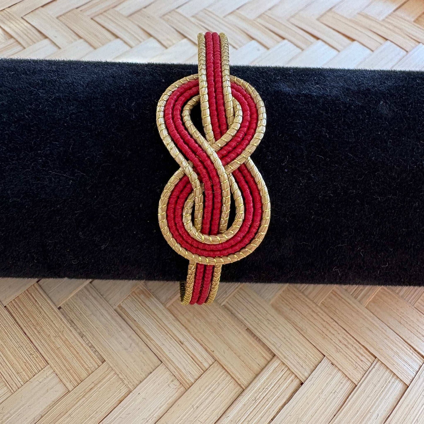 Bracelet Capim Dourado tressé en huit - fibre buriti rouge Bracelet Artisan local travaillant le Capim Dourado dans l'état du Tocantins au centre-est du Brésil