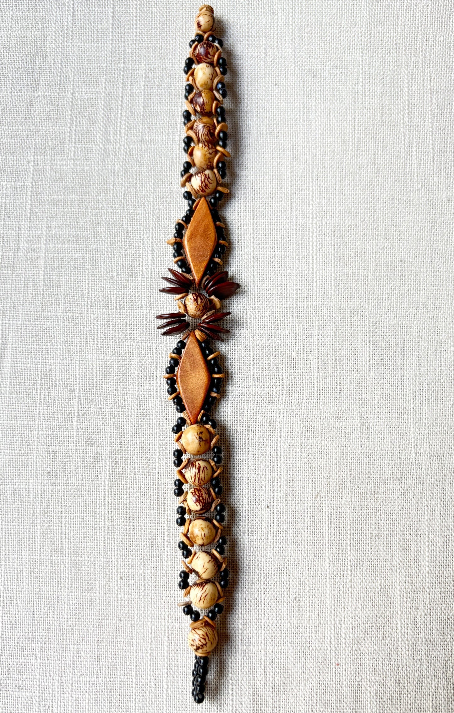 Bracelet de graines d'açai naturel et bois losange double - Ethnie Sateré Mawé Bracelet Ethnie Sateré mawé localisée dans les états de l'Amazonas et du Pará dans le Nord du Brésil.