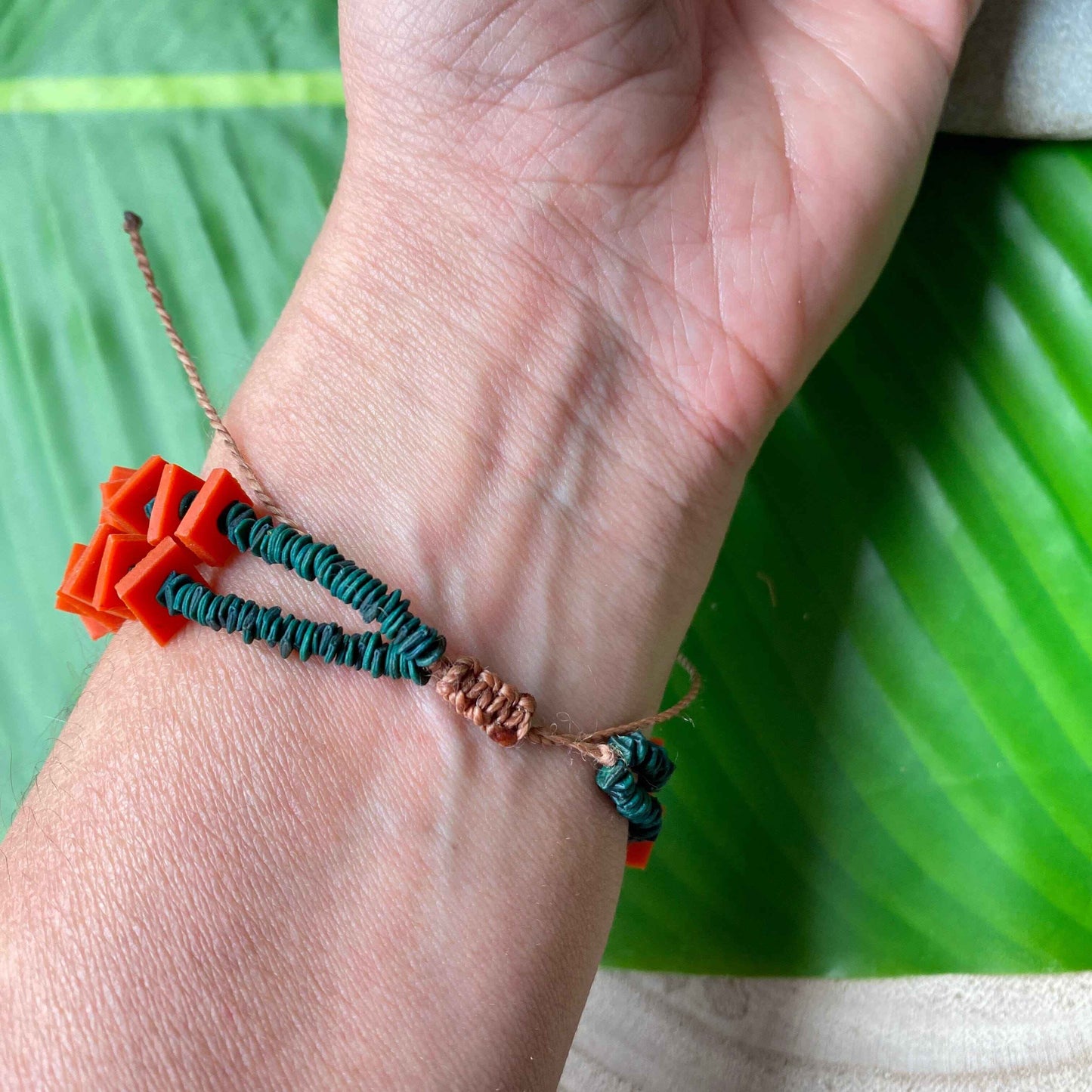 Bracelet de graines de morototo vert et latex orange