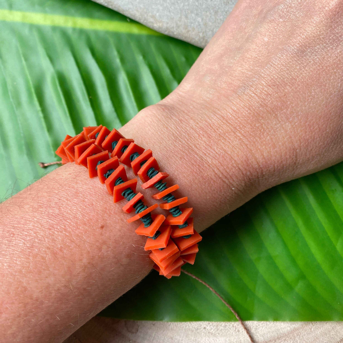 Pulseira de sementes de morototó verde e látex laranja