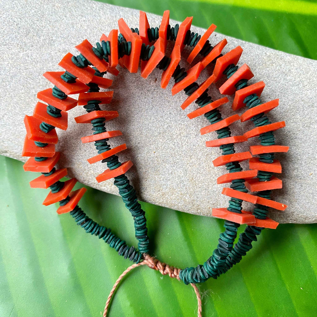 Pulseira de sementes de morototó verde e látex laranja