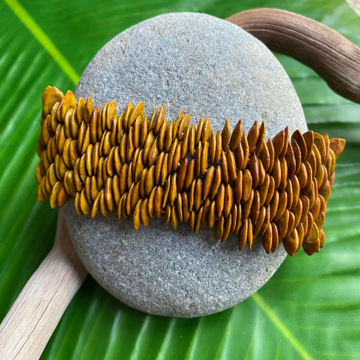 Pulseira de sementes naturais de jueirana bege