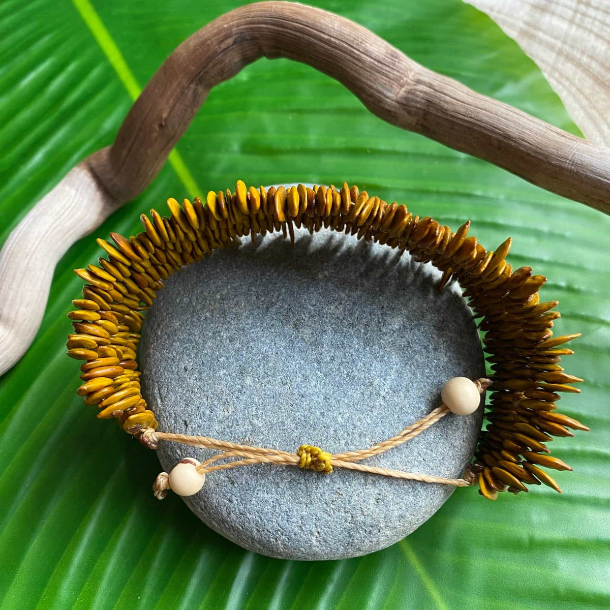 Pulseira de sementes naturais de jueirana bege