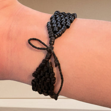 Bracelet de graines naturelles de tucuma et perles de verre- Ethnie Marubo Bracelet Ethnie Marubo, localisée dans l'état d'Amazonas au nord du Brésil.