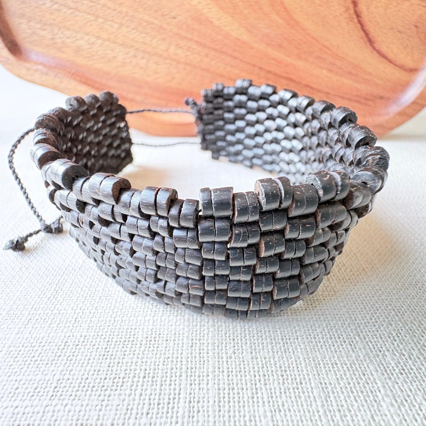 Bracelet de graines naturelles - Tucuma - Large - Ethnie Marubo Bracelet Ethnie Marubo, localisée dans l'état d'Amazonas au nord du Brésil.