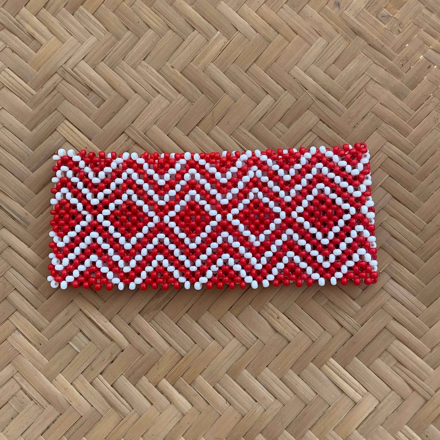 Bracelet en perles de verre (Miçanga) - grande taille - blanc rouge - Ethnie Kayapo Bracelet Ethnie Kayapo, localisée dans l'état du Pará au nord du Brésil