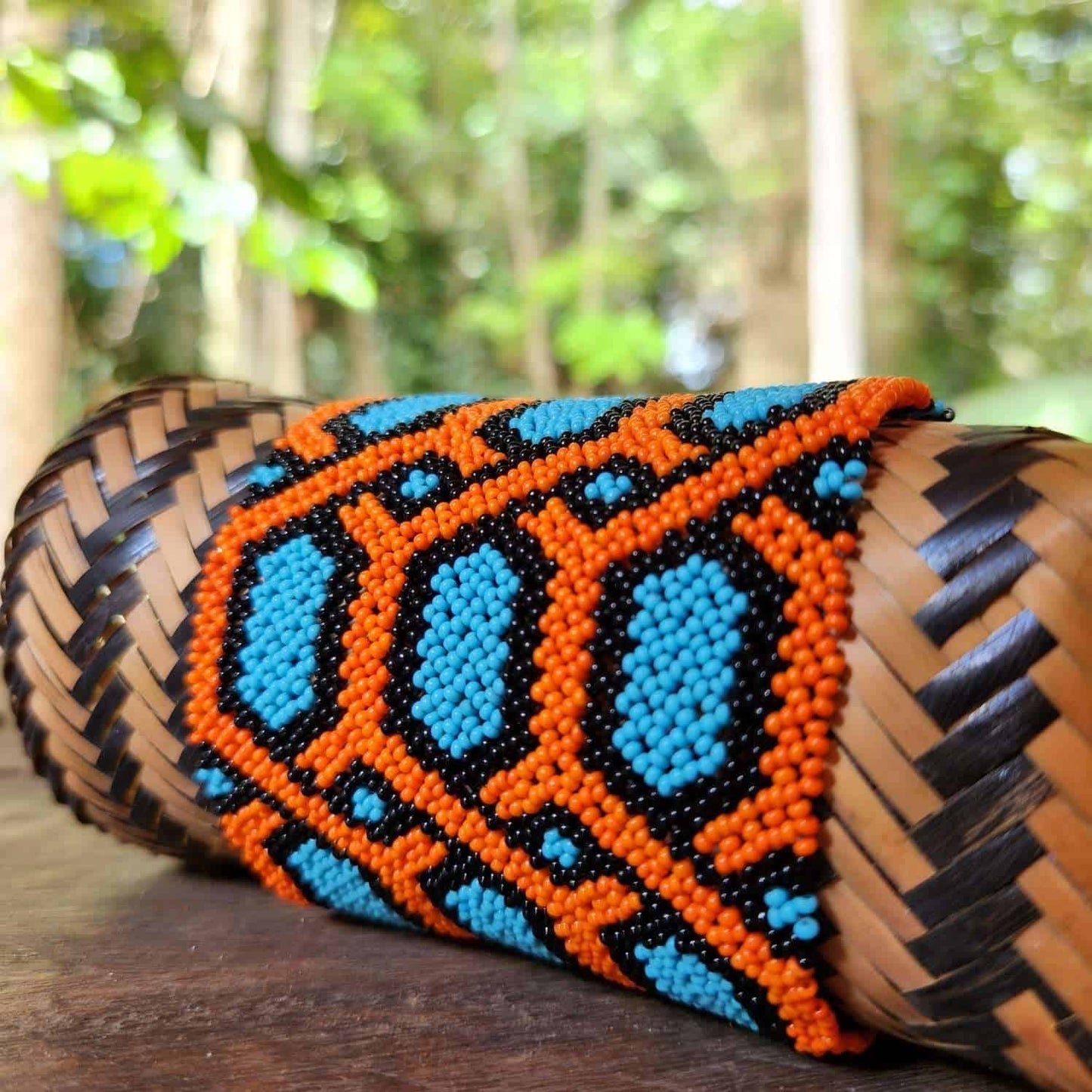Bracelet en perles de verre (Miçanga) - grande taille - orange bleu et noir - Ethnie Kayapo Bracelet Ethnie Kayapo, localisée dans l'état du Pará au nord du Brésil