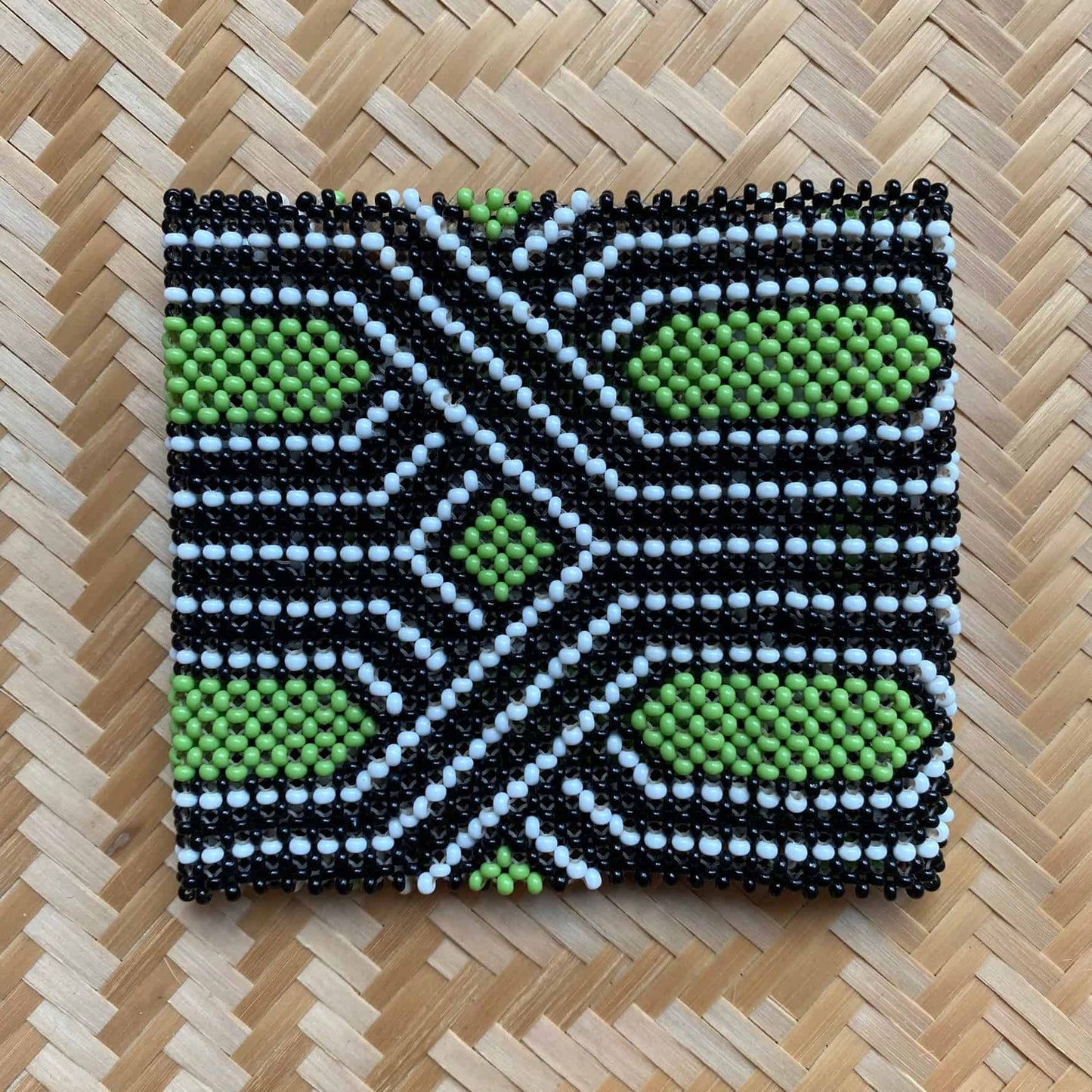 Bracelet en perles de verre (Miçanga) - grande taille - vert noir et blanc - Ethnie Kayapo Bracelet Ethnie Kayapo, localisée dans l'état du Pará au nord du Brésil