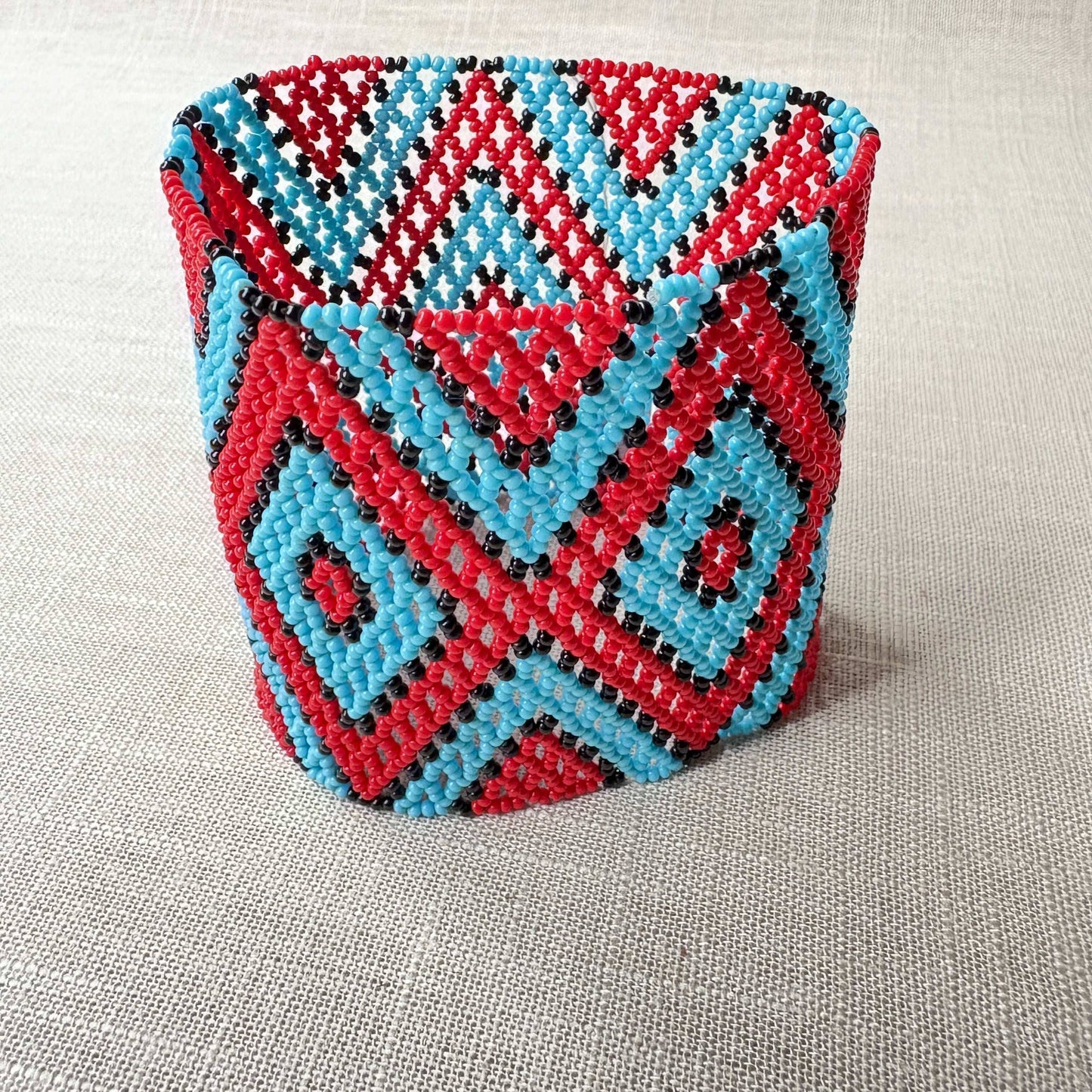 Bracelet en perles de verre (Miçanga) - losanges rouge bleu et noir - Ethnie Kayapo Bracelet Ethnie Kayapo, localisée dans l'état du Pará au nord du Brésil