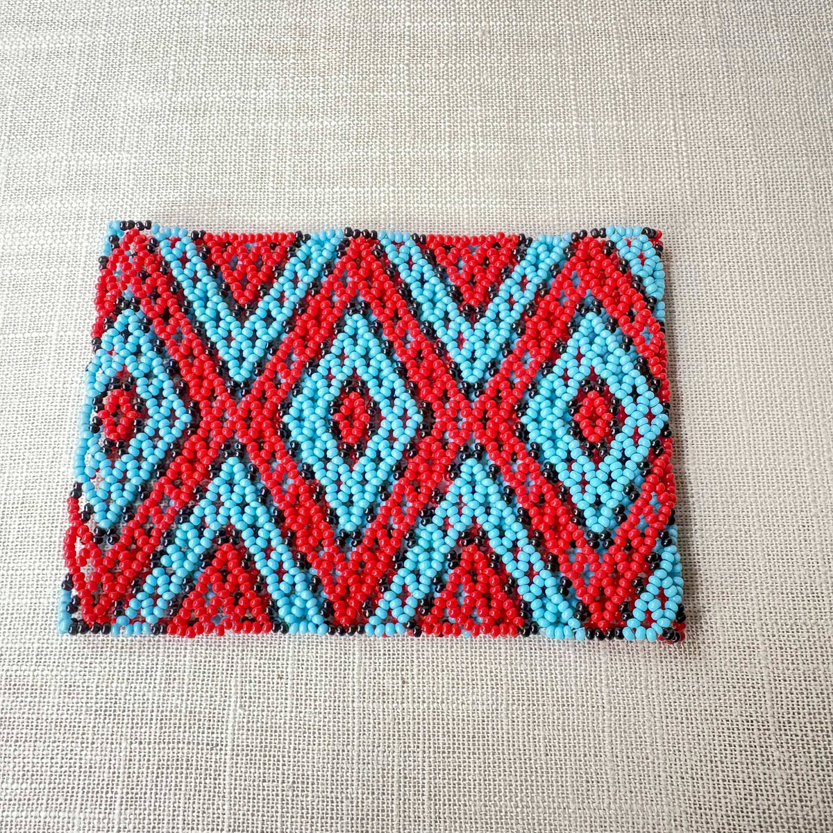 Pulseira em contas de vidro (Miçanga) - losangos vermelho azul e preto