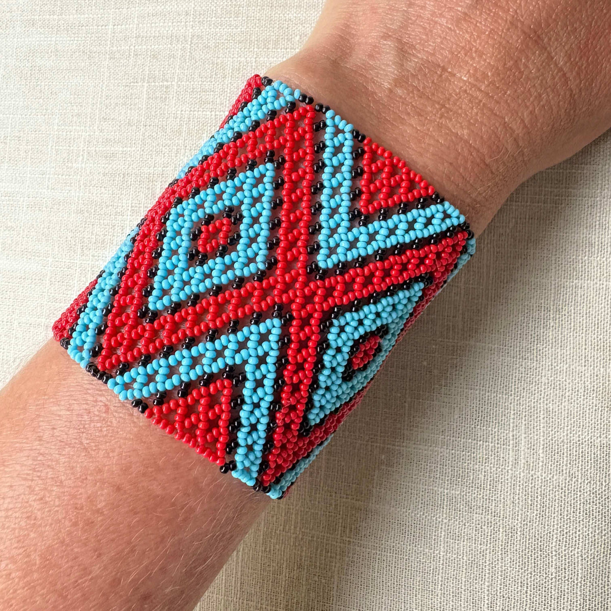 Pulseira em contas de vidro (Miçanga) - losangos vermelho azul e preto
