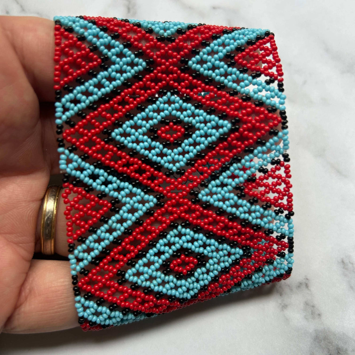 Pulseira em contas de vidro (Miçanga) - losangos vermelho azul e preto