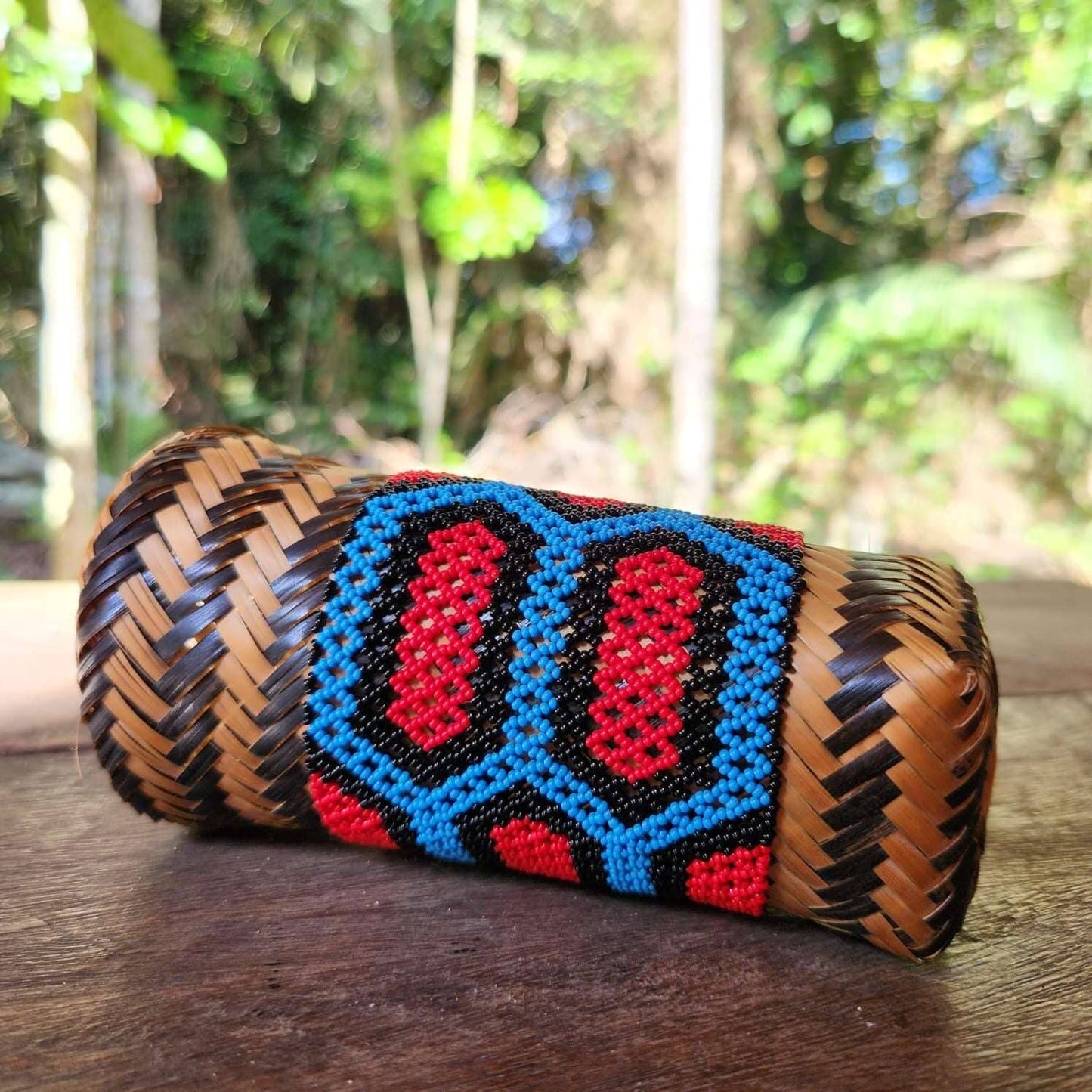 Bracelet en perles de verre (Miçanga) - moyenne taille - bleu noir rouge - Ethnie Kayapo Bracelet Ethnie Kayapo, localisée dans l'état du Pará au nord du Brésil
