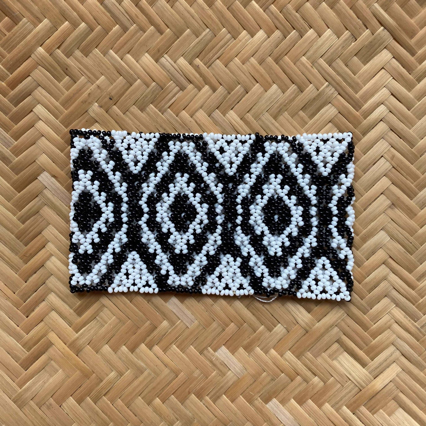 Bracelet en perles de verre (Miçanga) - moyenne taille - losanges blanc noir - Ethnie Kayapo Bracelet Ethnie Kayapo, localisée dans l'état du Pará au nord du Brésil