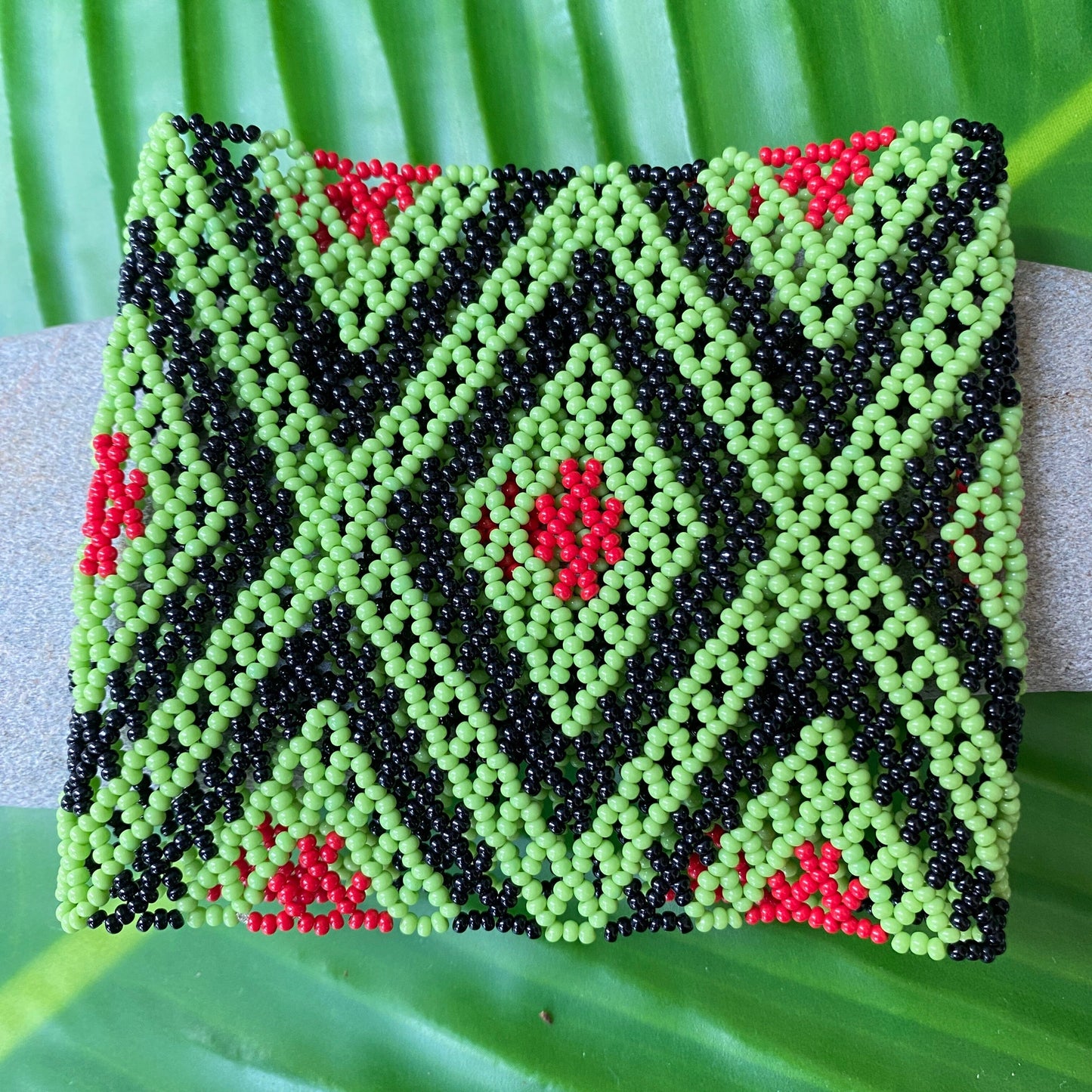 Bracelet en perles de verre (Miçanga) - moyenne taille - losanges noir, vert et rouge - ethnie Kayapo Bracelet Ethnie Kayapo, localisée dans l'état du Pará au nord du Brésil