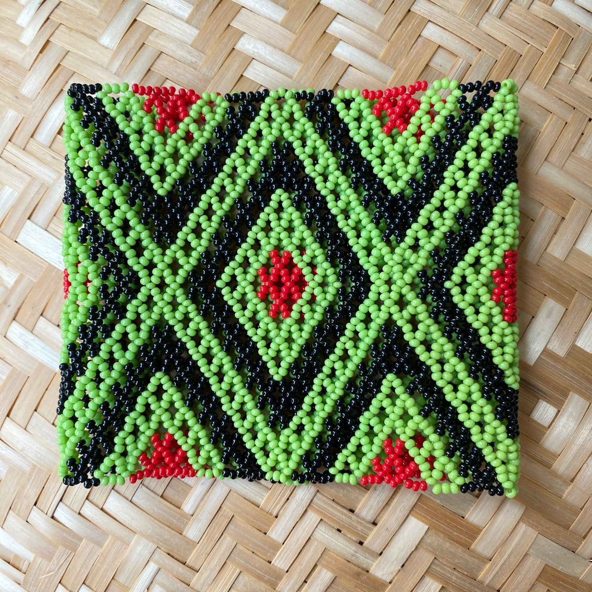 Pulseira em contas de vidro (Miçanga) - tamanho médio - losangos preto, verde e vermelho