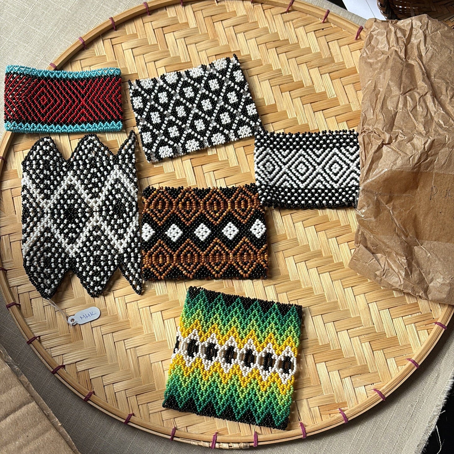 Bracelet en perles de verre (Miçanga) - noir et blanc avec pointe - Ethnie Mehinako Bracelet Ethnie Mehinako, localisée dans le Parc Indigène du Xingu dans l' état du Mato Grosso au Centre-Ouest du Brésil.