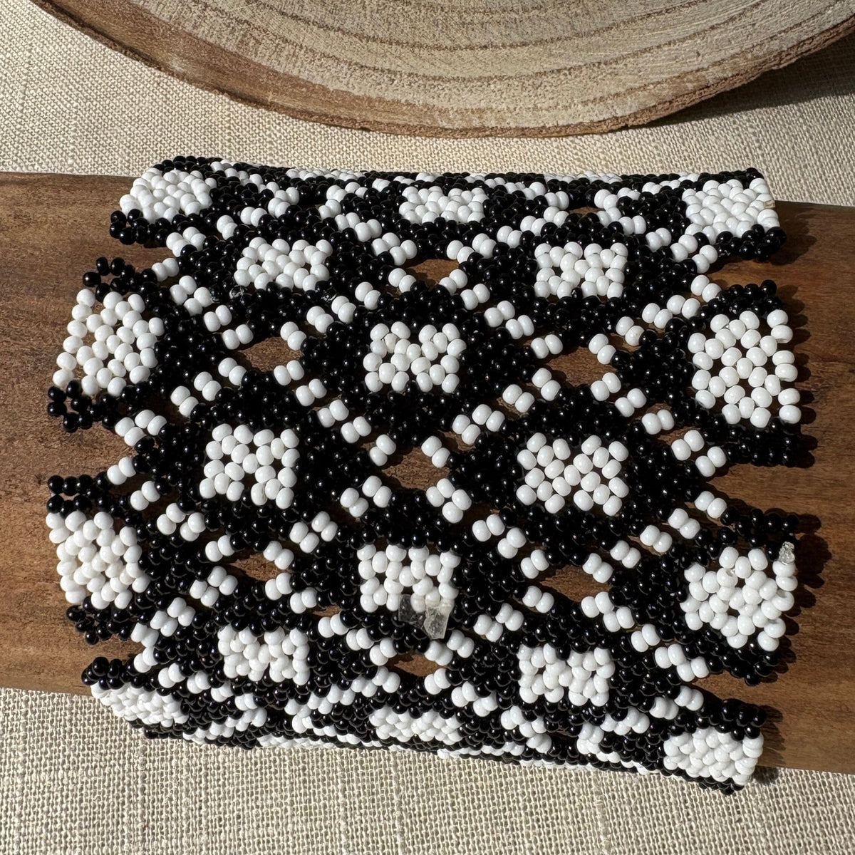 Pulseira em contas de vidro (Miçanga) - preto e quadrado branco