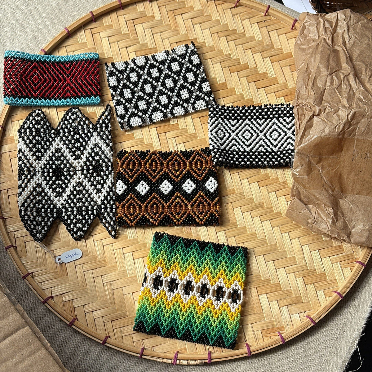 Pulseira em contas de vidro (Miçanga) - preto e quadrado branco