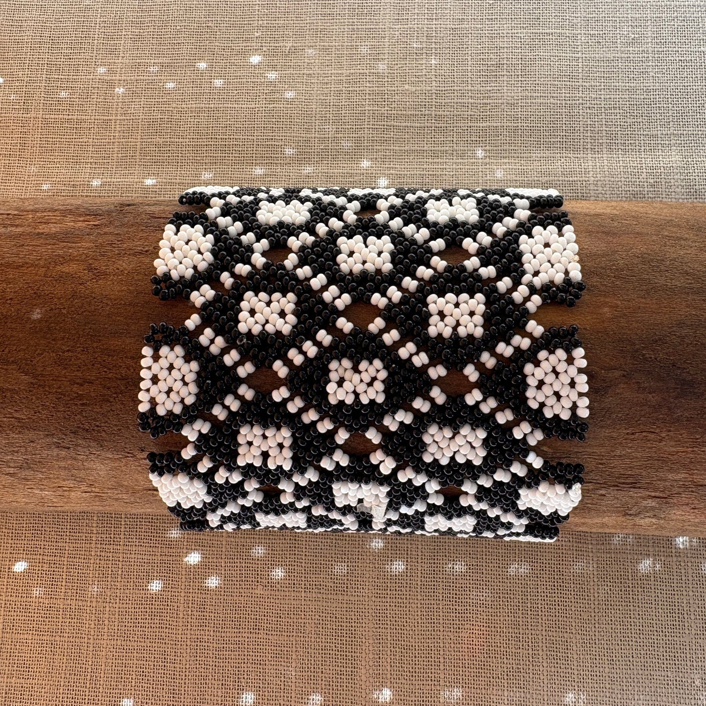 Bracelet en perles de verre (Miçanga) - noir et carré blanc - Ethnie Mehinako Bracelet Ethnie Mehinako, localisée dans le Parc Indigène du Xingu dans l' état du Mato Grosso au Centre-Ouest du Brésil.