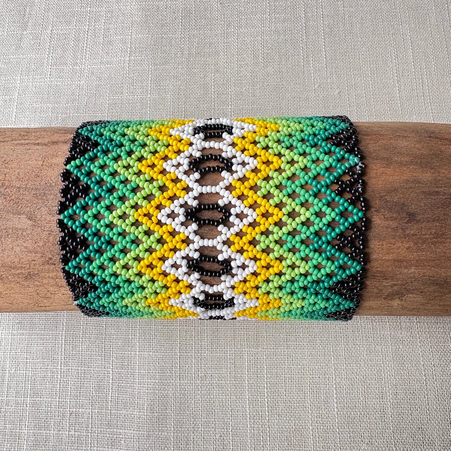Bracelet en perles de verre (Miçanga) - noir, vert et blanc - Ethnie Mehinako Bracelet Ethnie Mehinako, localisée dans le Parc Indigène du Xingu dans l' état du Mato Grosso au Centre-Ouest du Brésil.