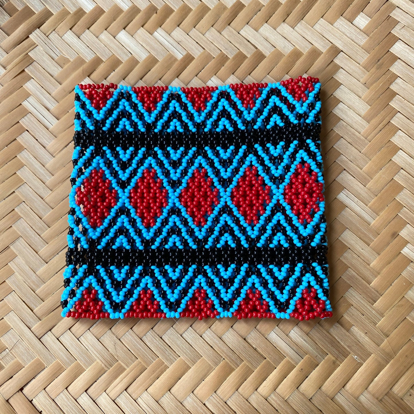 Bracelet en perles de verre (Miçanga) - petite taille - bleu et rouge lignes noires - Ethnie Kayapo Bracelet Ethnie Kayapo, localisée dans l'état du Pará au nord du Brésil