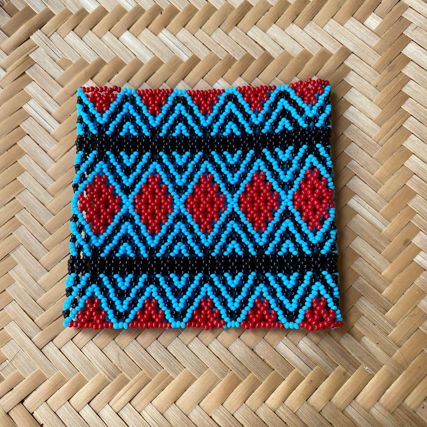 Bracelet en perles de verre (Miçanga) - petite taille - bleu et rouge lignes noires