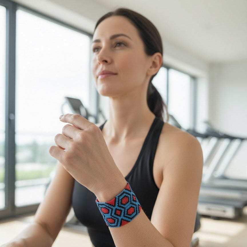 Bracelet en perles de verre (Miçanga) - petite taille - bleu rouge et noir - Ethnie Kayapo Bracelet Ethnie Kayapo, localisée dans l'état du Pará au nord du Brésil