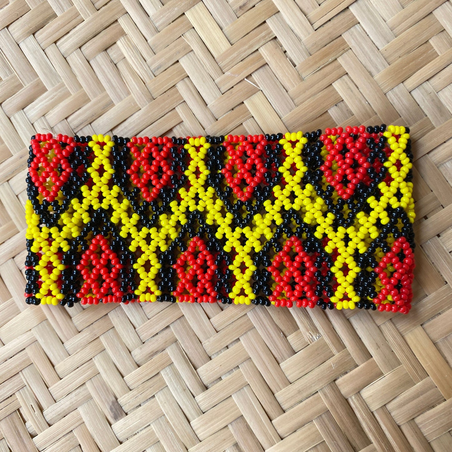 Bracelet en perles de verre (Miçanga) - petite taille - jaune noir et rouge - Ethnie Kayapo Bracelet Ethnie Kayapo, localisée dans l'état du Pará au nord du Brésil