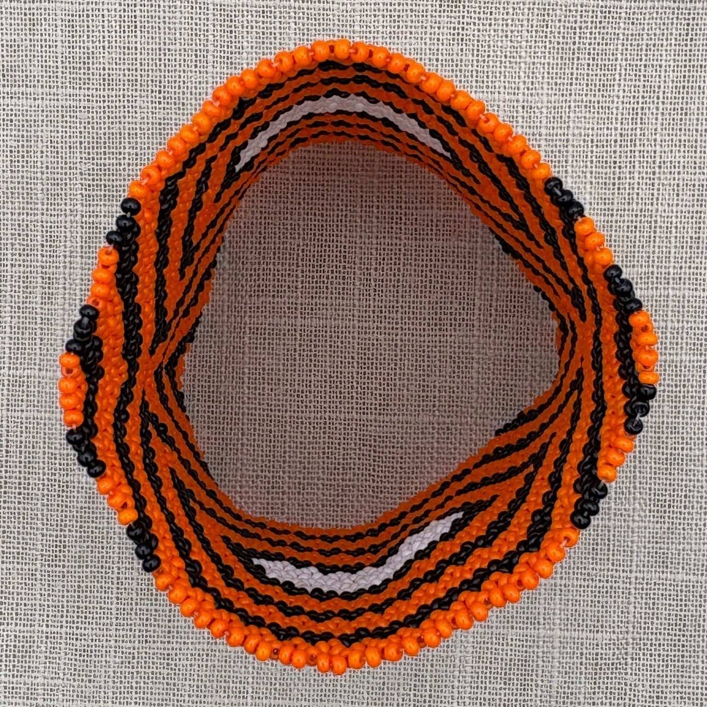 Bracelet en perles de verre (Miçanga) - petite taille - noir orange et blanc - Ethnie Kayapo Bracelet Ethnie Kayapo, localisée dans l'état du Pará au nord du Brésil