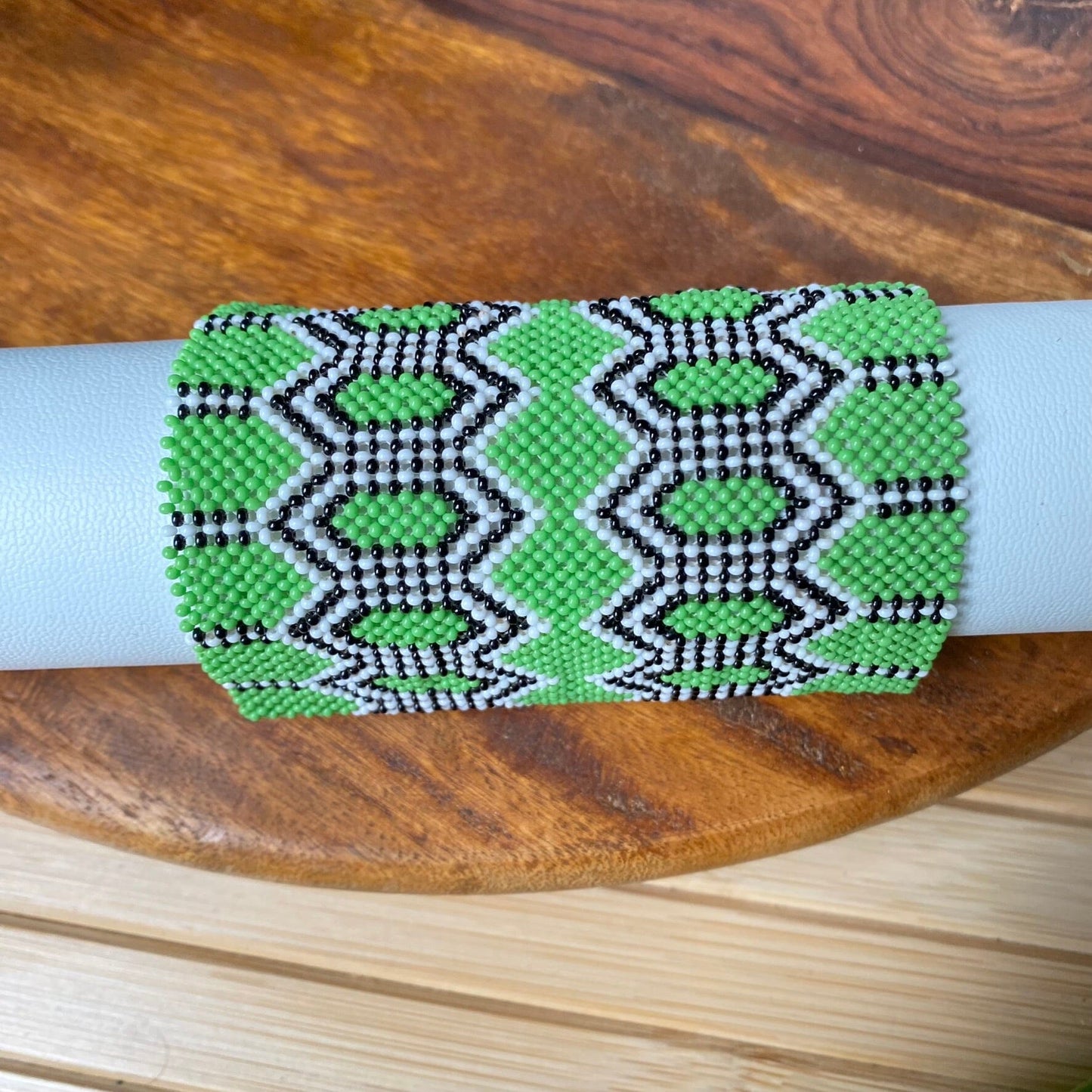 Bracelet en perles de verre (Miçanga) - petite taille - vert blanc et noir hexagonal - Ethnie Kayapo Bracelet Ethnie Kayapo, localisée dans l'état du Pará au nord du Brésil