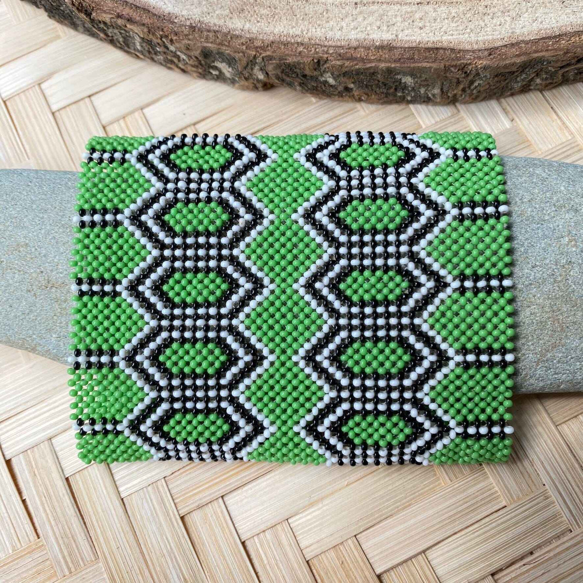 Pulseira em contas de vidro (Miçanga) - tamanho pequeno - verde branco e preto hexagonal