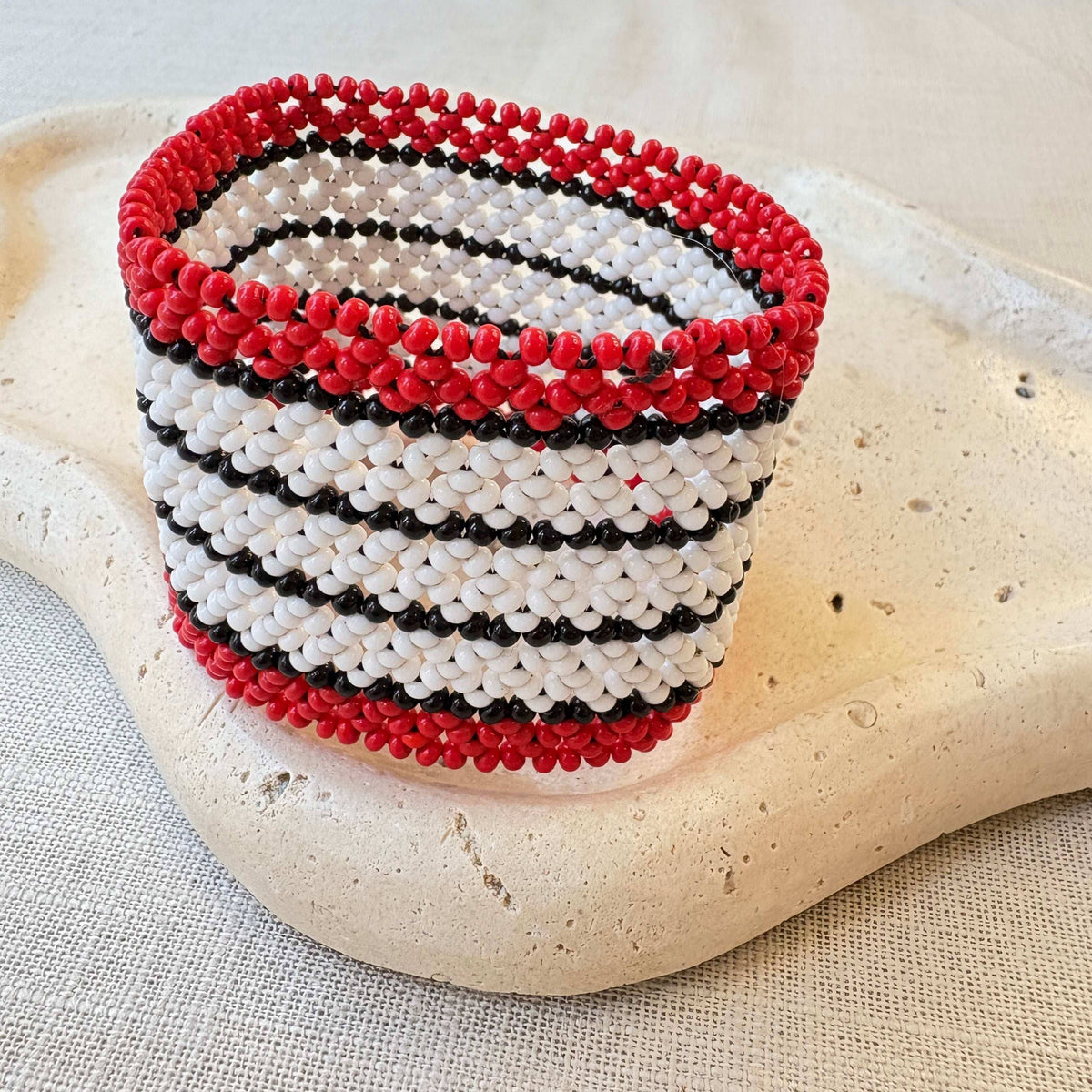 Pulseira em contas de vidro (Miçanga) - vermelho, preto e branco