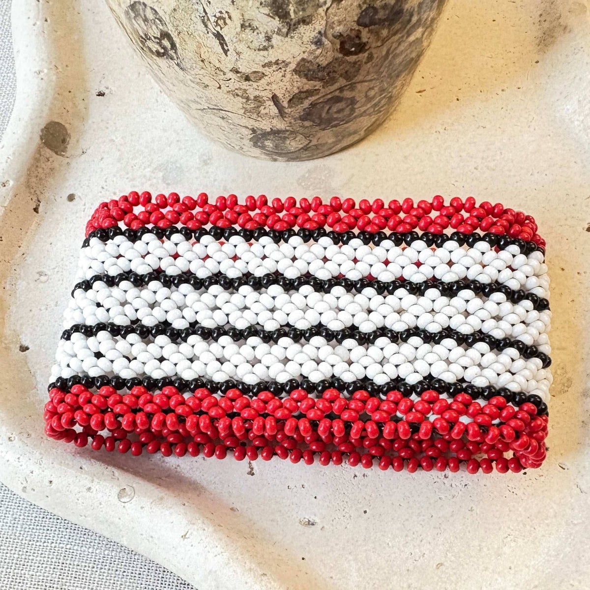 Pulseira em contas de vidro (Miçanga) - vermelho, preto e branco