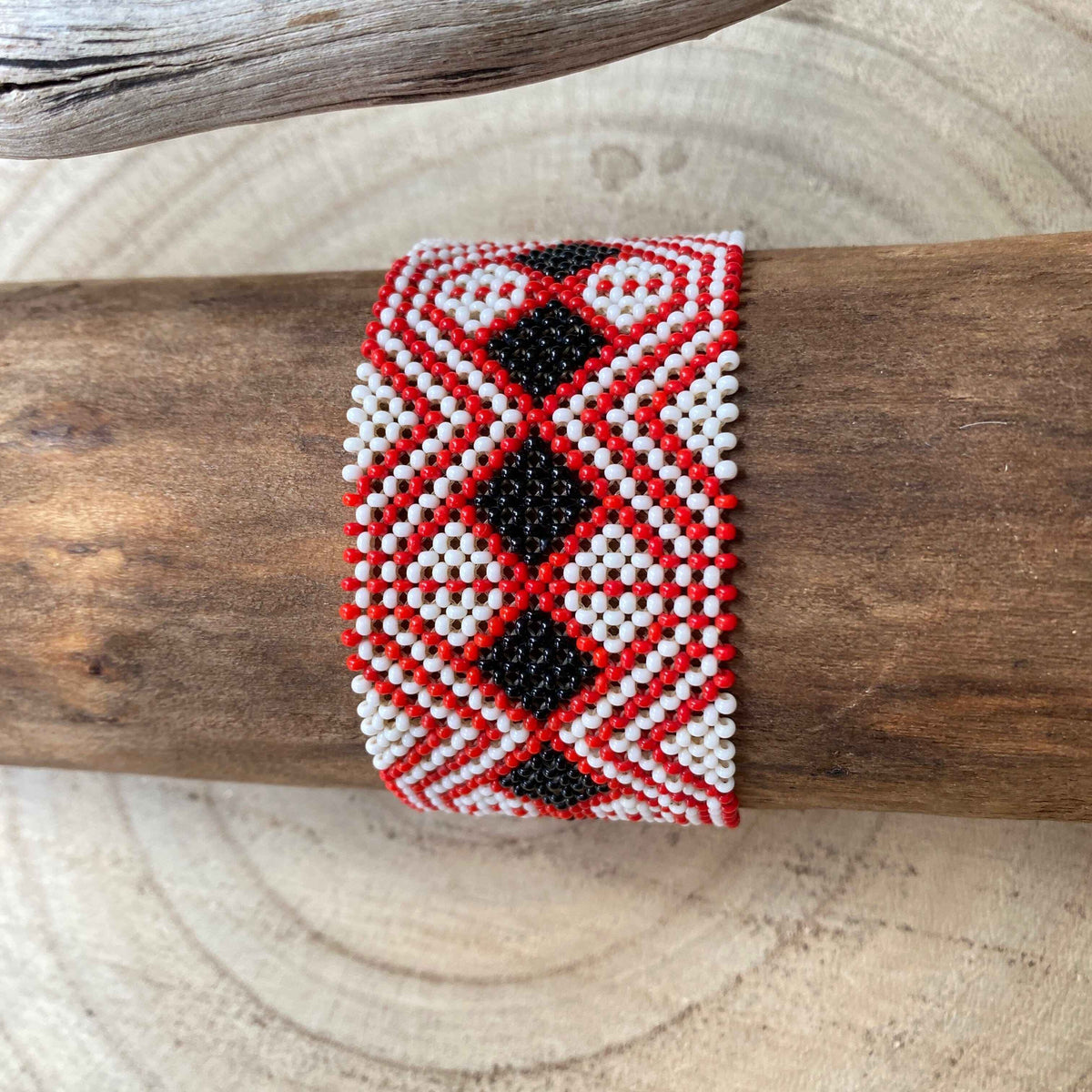 Pulseira em contas de vidro (Miçanga) - tamanho médio - vermelho e branco, losango preto