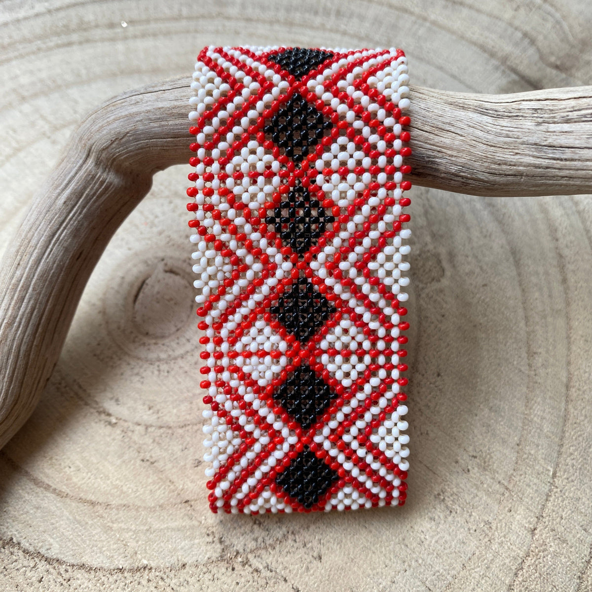 Pulseira em contas de vidro (Miçanga) - tamanho médio - vermelho e branco, losango preto