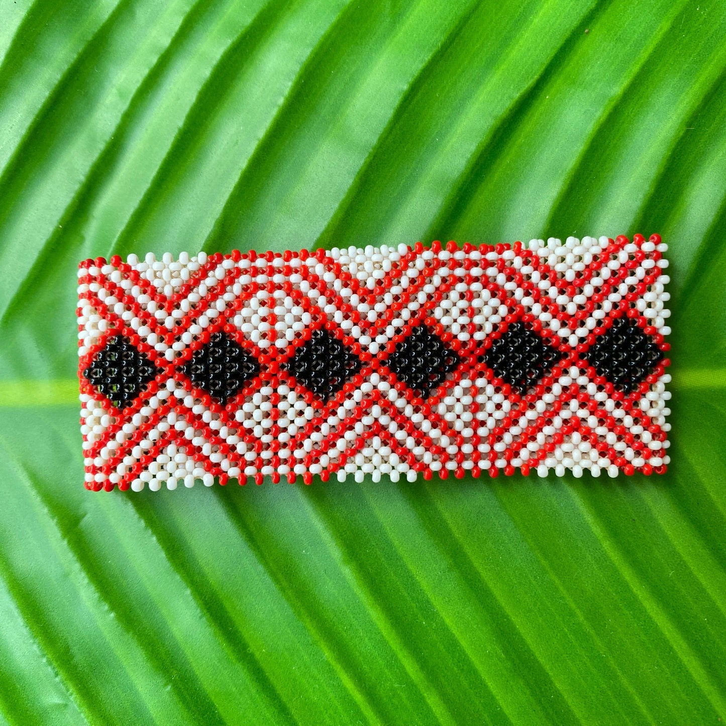 Bracelet en perles de verre (Miçanga) - taille moyenne - rouge et blanc losange noir - Ethnie Kayapo Bracelet Ethnie Kayapo, localisée dans l'état du Pará au nord du Brésil