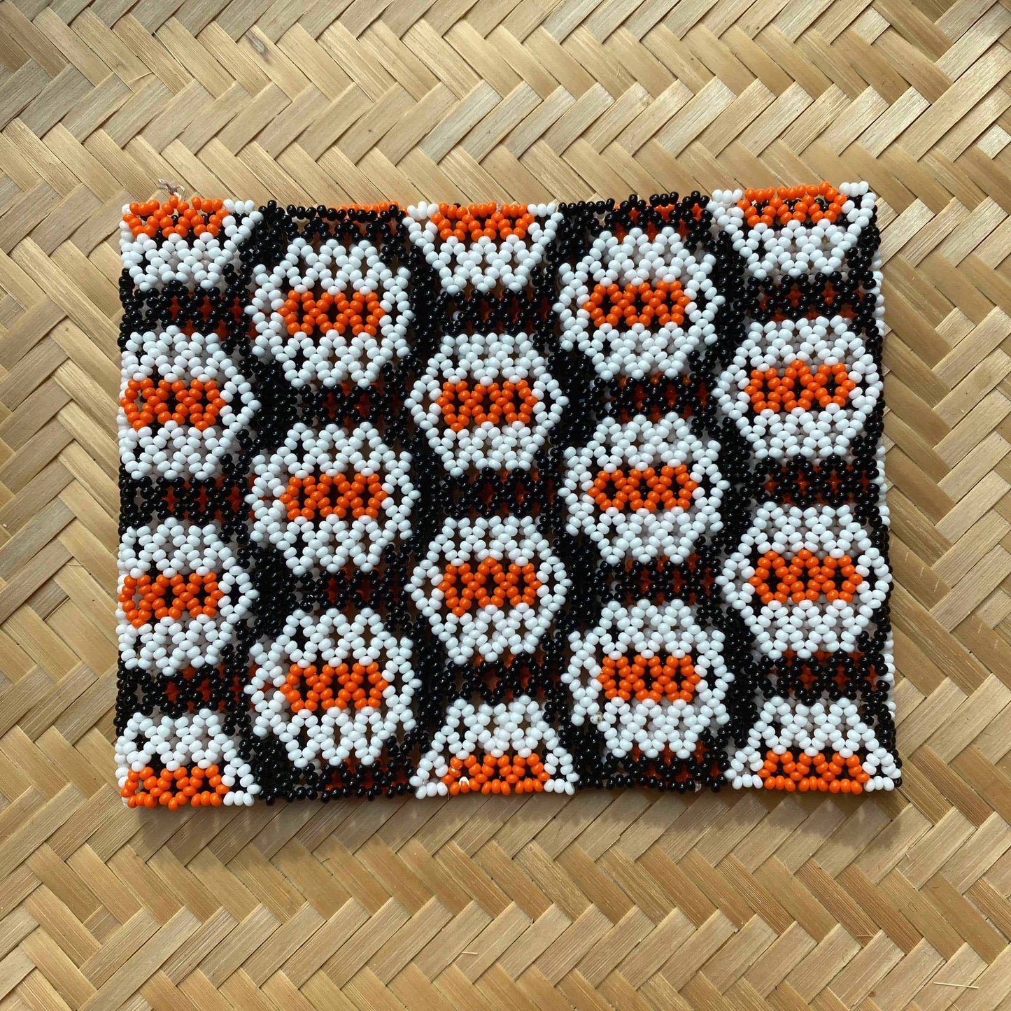 Bracelet en perles de verre (Miçanga) - très grande taille - noir blanc et orange - Ethnie Kayapo Bracelet Ethnie Kayapo, localisée dans l'état du Pará au nord du Brésil