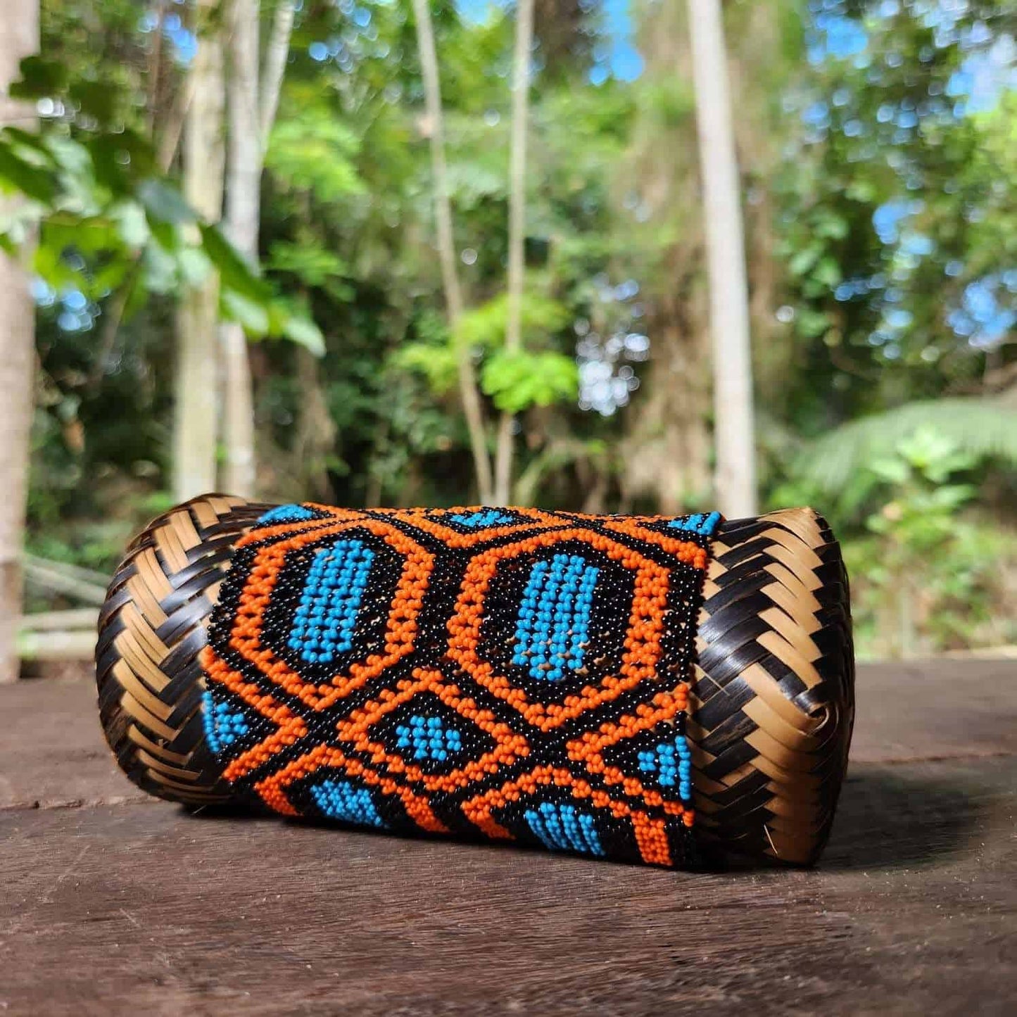 Bracelet en perles de verre (Miçanga) - très grande taille - noir orange et bleu - Ethnie Kayapo Bracelet Ethnie Kayapo, localisée dans l'état du Pará au nord du Brésil