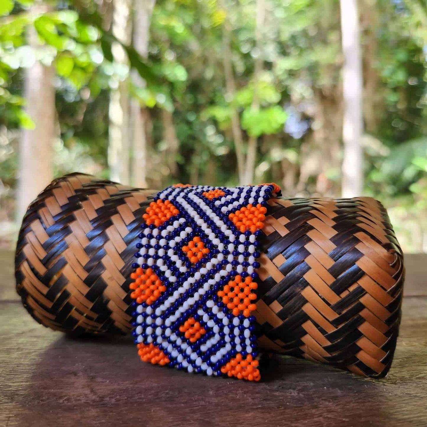Bracelet en perles de verre (Miçanga) - très grande taille - orange bleu et blanc - Ethnie Kayapo Bracelet Ethnie Kayapo, localisée dans l'état du Pará au nord du Brésil
