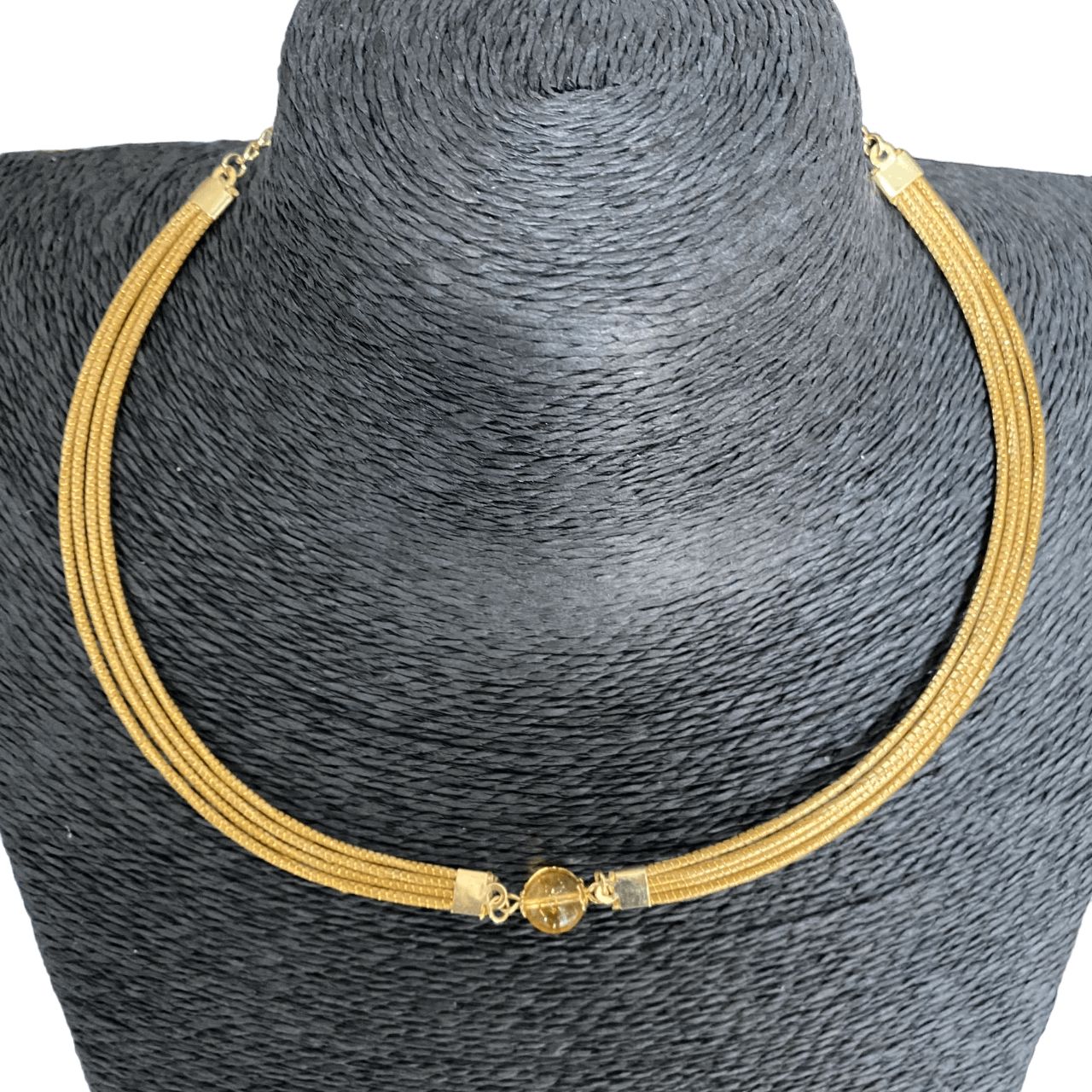 Collier Capim Dourado 4 lignes - pierre naturelle citrine Collier Artisan local travaillant le Capim Dourado dans l'état du Tocantins au centre-est du Brésil