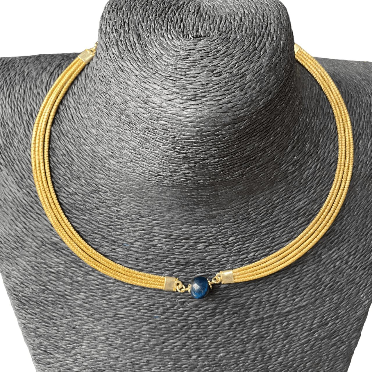 Collier Capim Dourado 4 lignes - pierre naturelle oeil de tigre bleu Collier Artisan local travaillant le Capim Dourado dans l'état du Tocantins au centre-est du Brésil